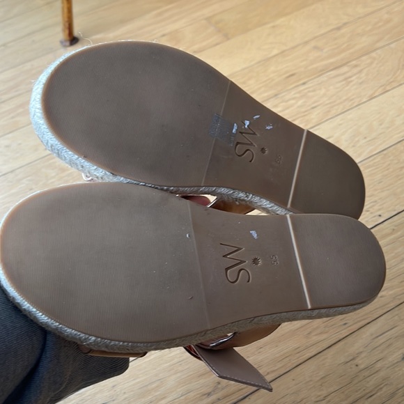 STUART WEITZMAN
Mykonos Metallic Leather Espadrille Sandals. Size 6 - Picture 9 of 10